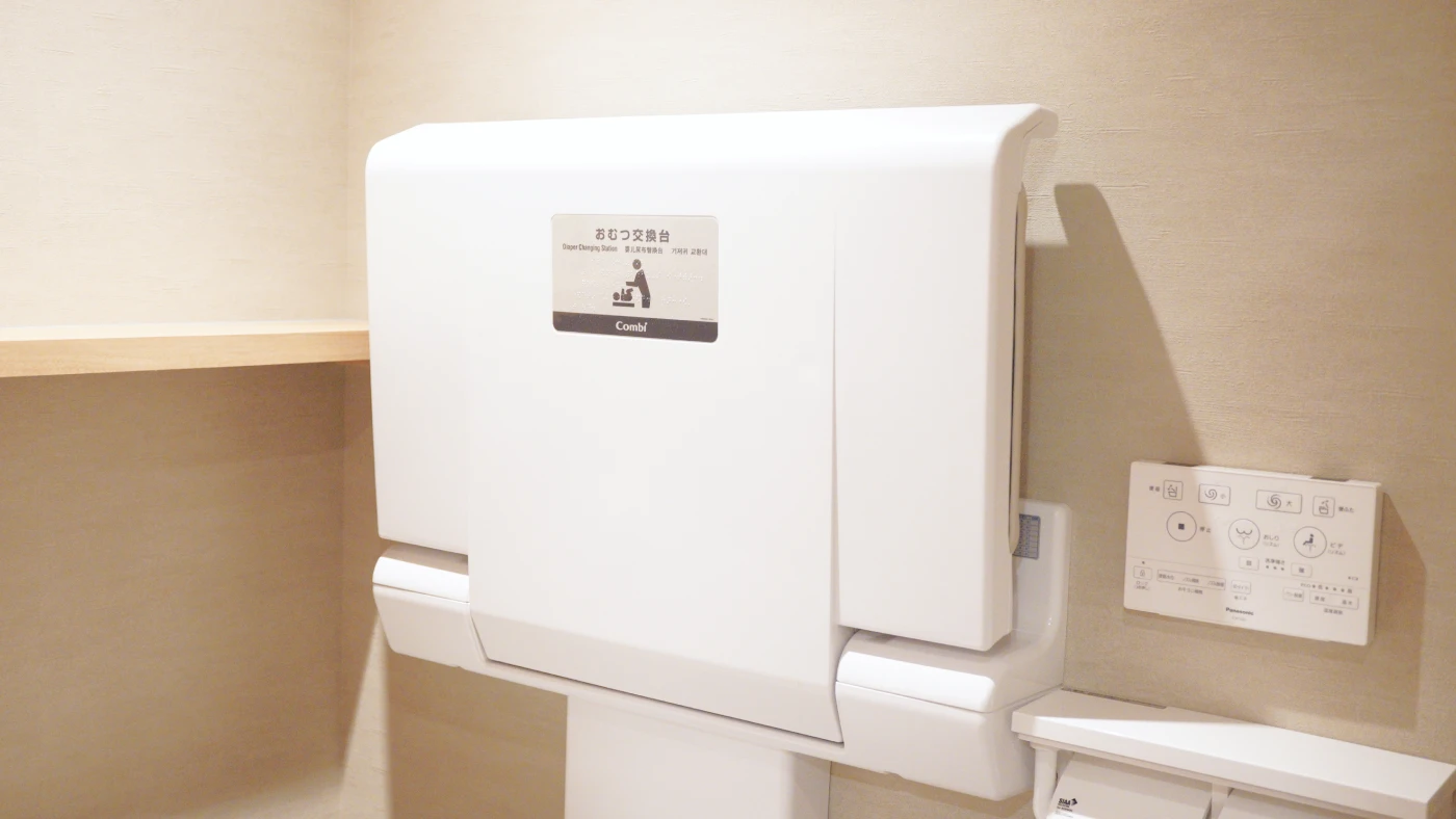 アンンサンブル歯科 青葉台に設置されたおむつ交換台