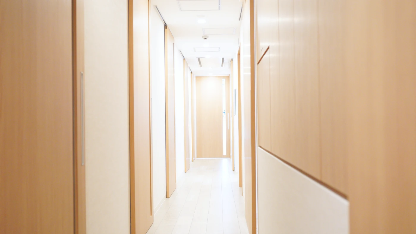 アンンサンブル歯科 青葉台の診療室へ続く院内通路