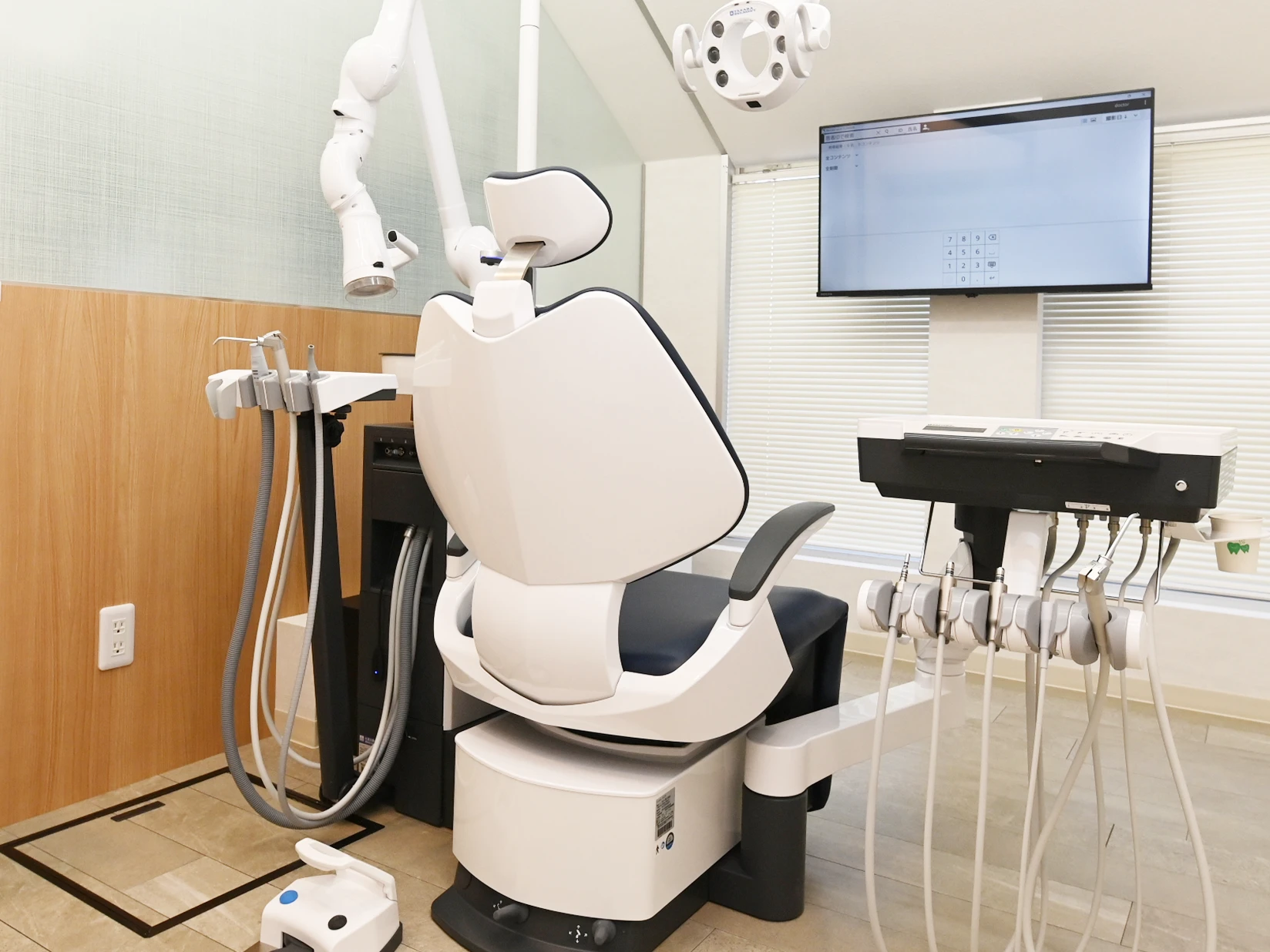 アンンサンブル歯科 青葉台の診療室に設置された歯科用チェアと治療ユニット