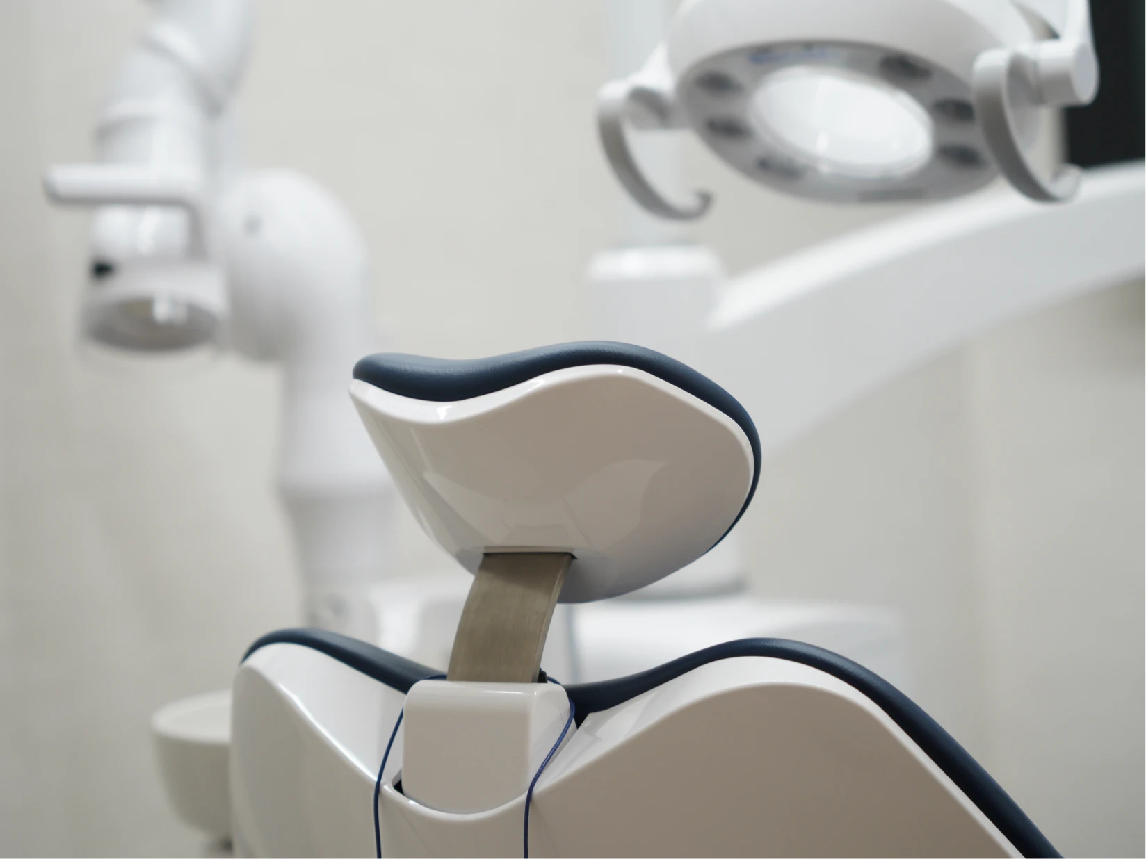アンンサンブル歯科 青葉台の診療用チェアのヘッドレスト