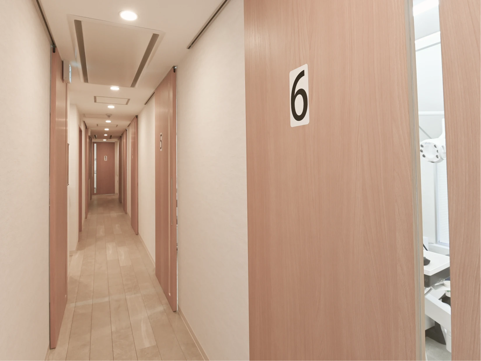 アンンサンブル歯科 青葉台の完全個室診療室へ続く通路