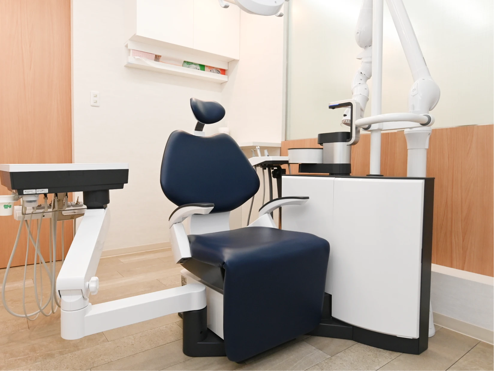 アンンサンブル歯科 青葉台の診療室に設置された歯科用チェアと治療ユニット