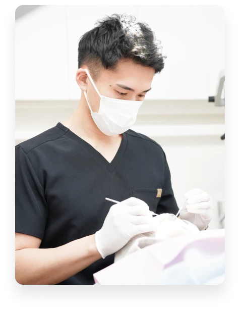 アンンサンブル歯科 青葉台で、歯科医師が患者一人ひとりに寄り添い丁寧に治療を行う様子