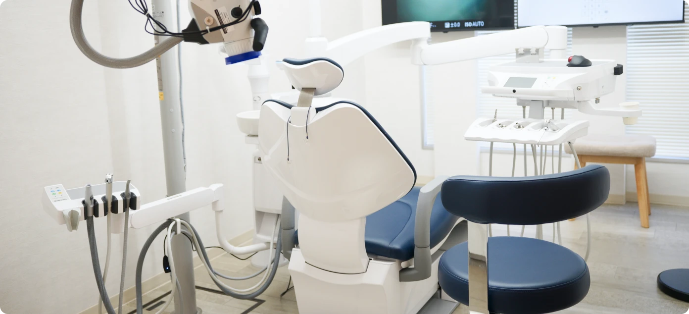 アンンサンブル歯科 青葉台の診療室内観。清潔感のある歯科用ユニットと設備