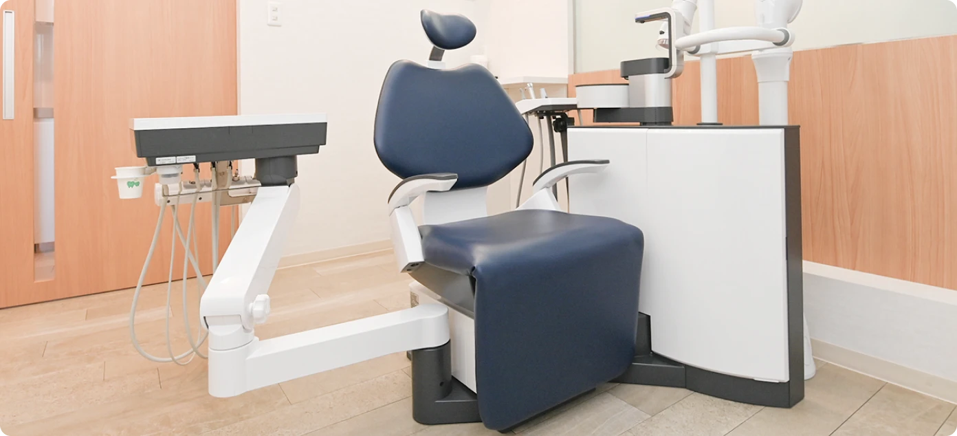 アンンサンブル歯科 青葉台の診療室。完全個室で使用する歯科用チェアと治療設備
