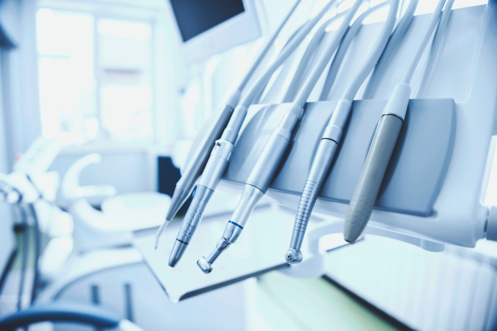 精密根管治療で使用する歯科用器具と治療環境のイメージ