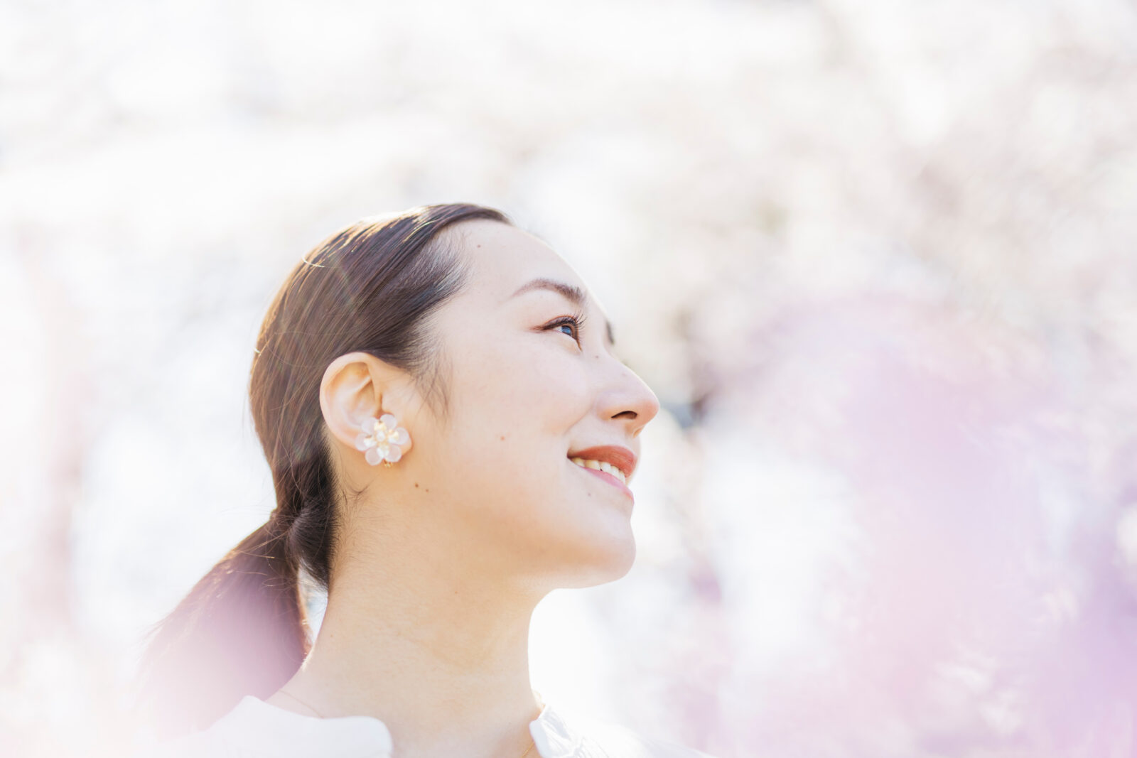 口元の美しさを大切にする審美歯科治療をイメージした女性の写真