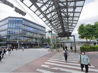 青葉台駅前の交差点と環状4号線方面の風景