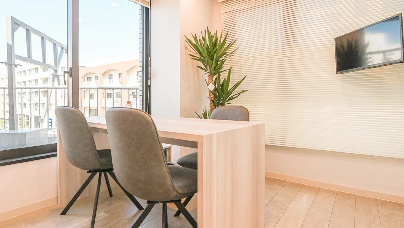 アンンサンブル歯科 青葉台の明るく清潔な院内カウンセリングスペース