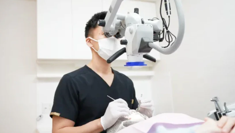 アンンサンブル歯科 青葉台で最新機器を使用して行う歯科治療の様子