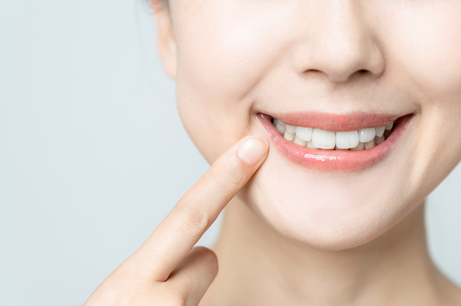 歯を削らずに白くするホワイトニング治療のイメージ写真