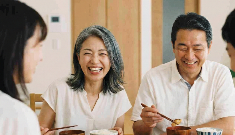 入れ歯を使用し食事を楽しむ家族のイメージ